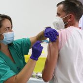 García-Page anuncia la puesta en marcha de unidades móviles para administrar vacunas en espacios concurridos