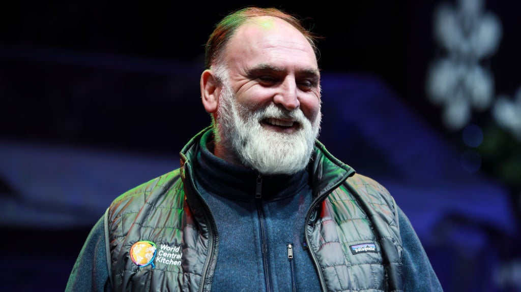 Jose Andrés se emociona con la solidaridad que ha visto en La Palma: "Me voy pero mi corazón se queda" Jose Andrés se emociona con la solidaridad que ha visto en La Palma: "Me voy pero mi corazón se queda"