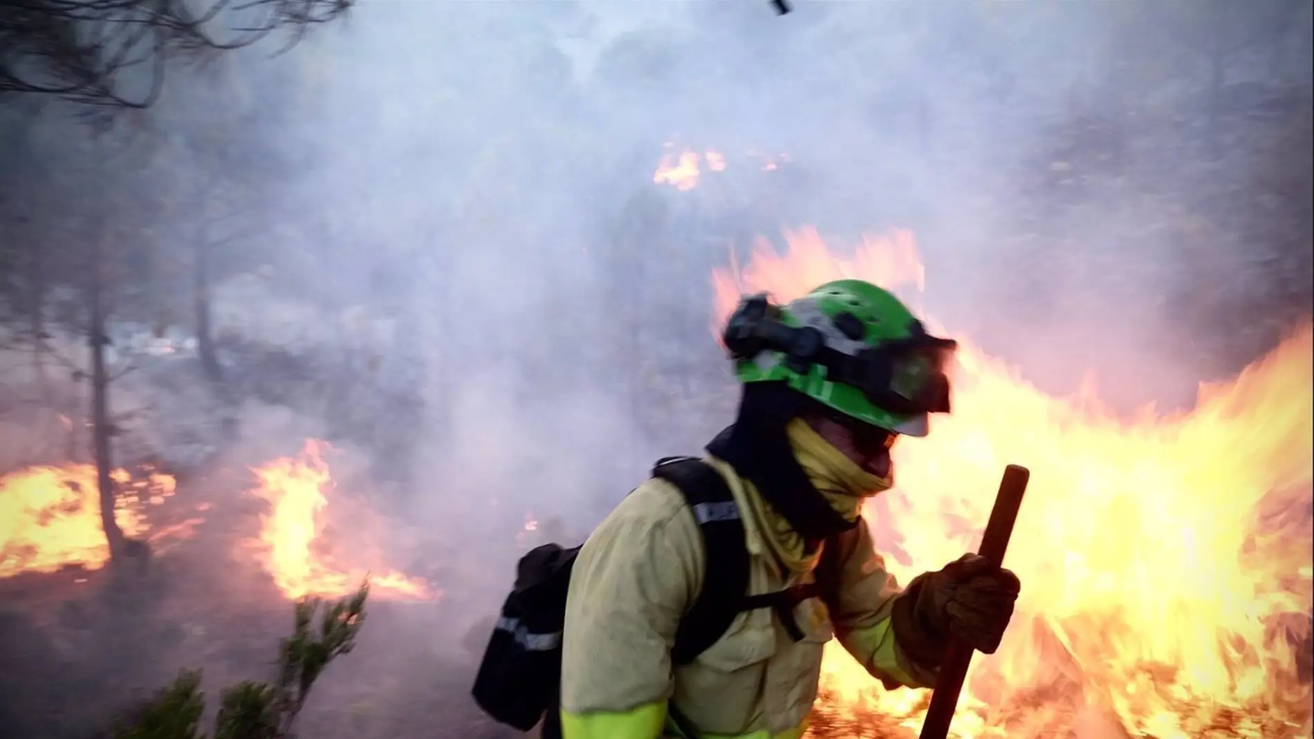Bombero lucha contra fuego en Sierra Bermeja