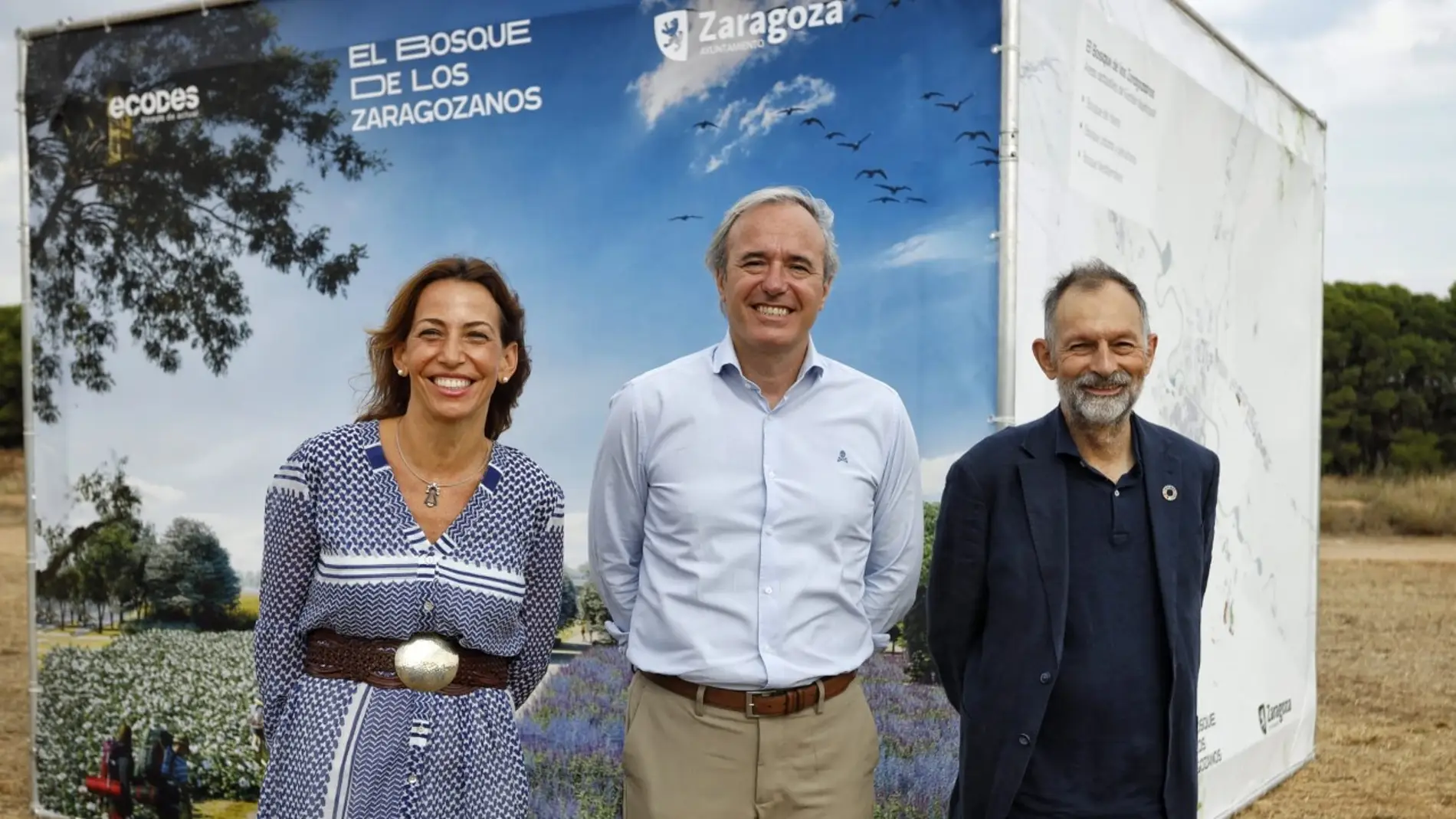 La consejera de Servicios Públicos, Natalia Chueca, el alcalde de Zaragoza, Jorge Azcón, y el director de ECODES, Víctor Viñuales