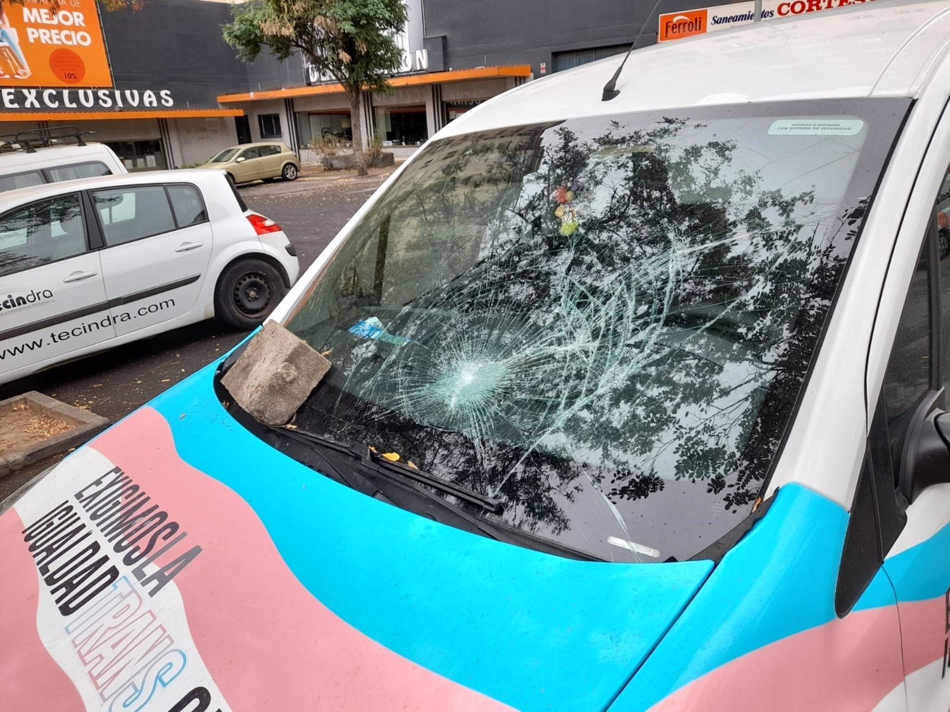 El coche de la Fundación Triángulo aparece dañado con un adoquín en Cáceres El coche de la Fundación Triángulo aparece dañado con un adoquín en Cáceres