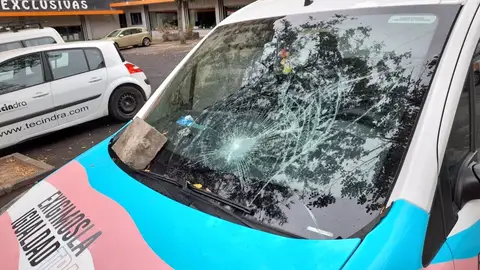 El coche de la Fundación Triángulo aparece dañado con un adoquín en Cáceres El coche de la Fundación Triángulo aparece dañado con un adoquín en Cáceres