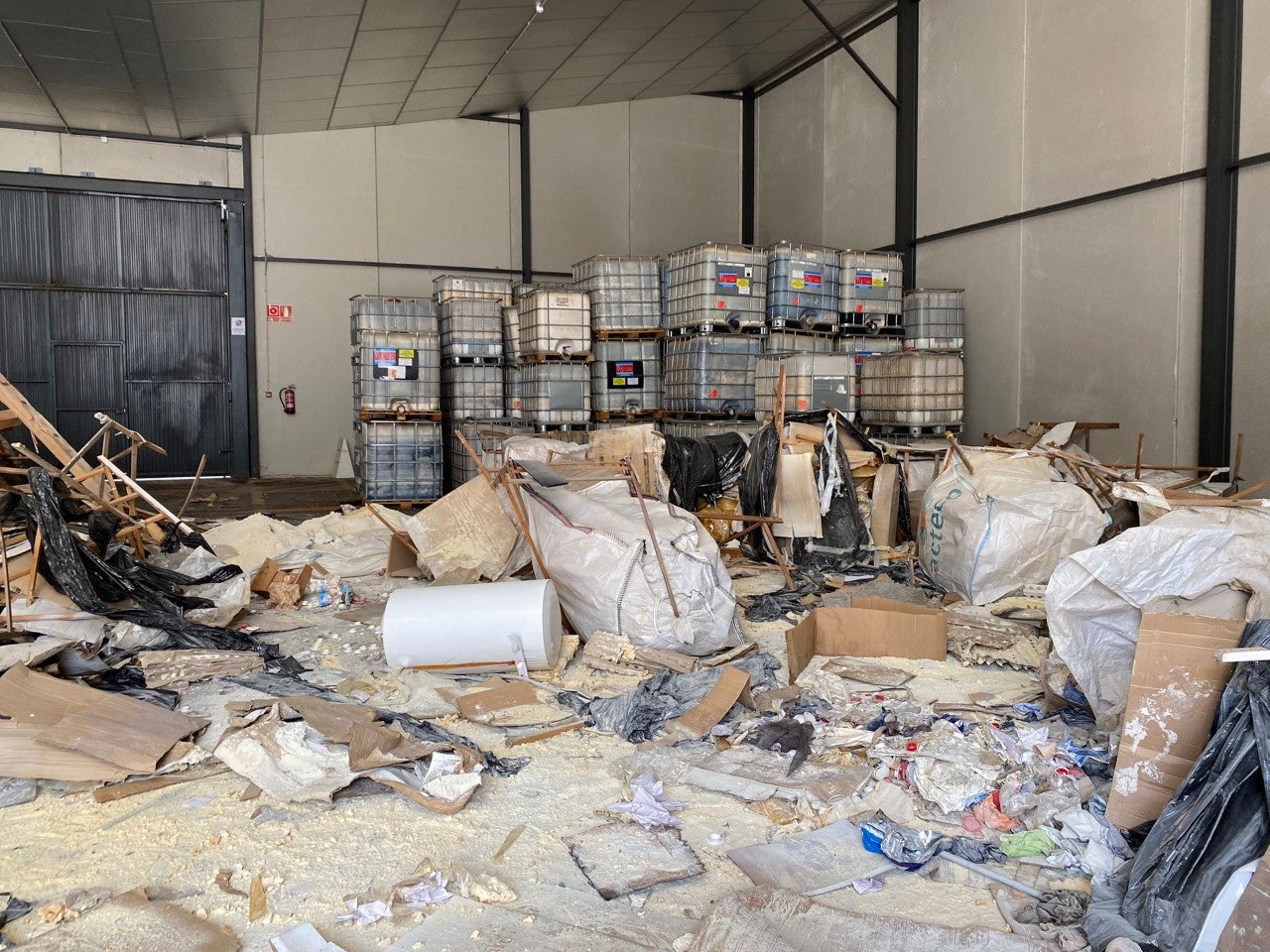 El Ayuntamiento de Crevillent anuncia acciones legales contra los responsables del vertedero industrial localizado en naves de un polígono de la localidad El Ayuntamiento de Crevillent anuncia acciones legales contra los responsables del vertedero industrial localizado en naves de un polígono de la localidad