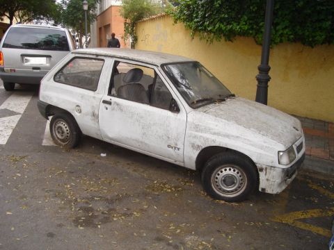 La policía local retirará los vehículos abandonados en la vía pública La policía local retirará los vehículos abandonados en la vía pública