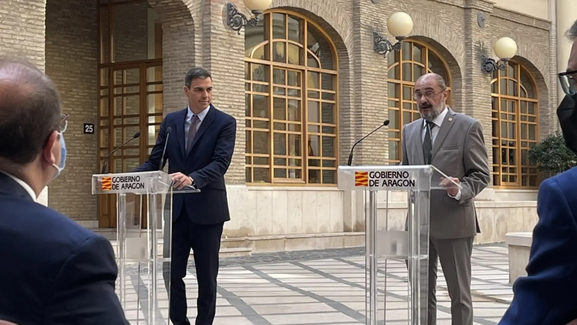 Sánchez y Lambán han intervenido en el patio de Presidencia del Pignatelli
