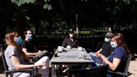 J&oacute;venes en una terraza