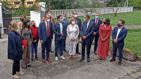 El Ministro durante su visita al Instituto de Infiesto