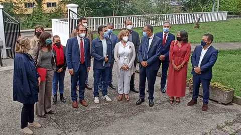 El Ministro durante su visita al Instituto de Infiesto El Ministro durante su visita al Instituto de Infiesto