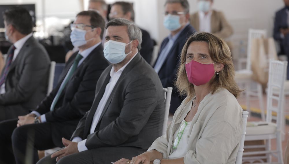 La ministra para la Transición Ecológica y el alcalde de Crevillent en el acto.