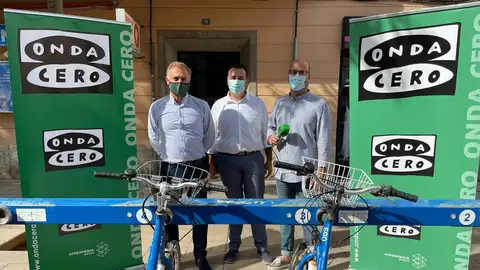 El gerente de la Societat Municipal d'Aparcaments i Projectes (SMAP) de Palma, Pedro Manera, y el regidor de movilidad sostenible de Palma, Francesc Dalmau, acompañan al periodista de Onda Cero Martí Rodríguez El gerente de la Societat Municipal d'Aparcaments i Projectes (SMAP) de Palma, Pedro Manera, y el regidor de movilidad sostenible de Palma, Francesc Dalmau, acompañan al periodista de Onda Cero Martí Rodríguez