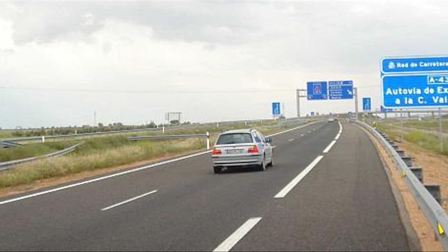 Fallece una mujer al salirse de la vía el turismo que conducía en Daimiel Fallece una mujer al salirse de la vía el turismo que conducía en Daimiel