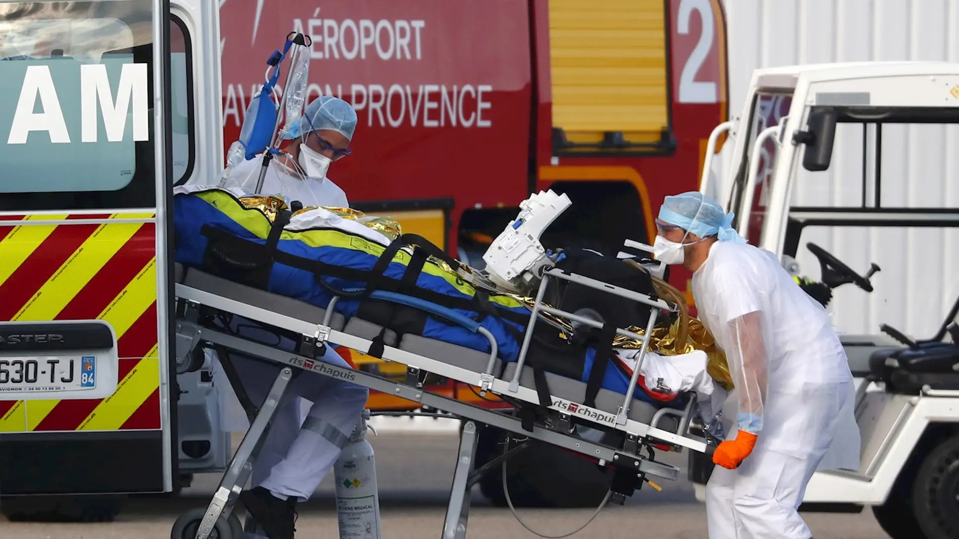 Sanitarios franceses atienen a pacientes covid