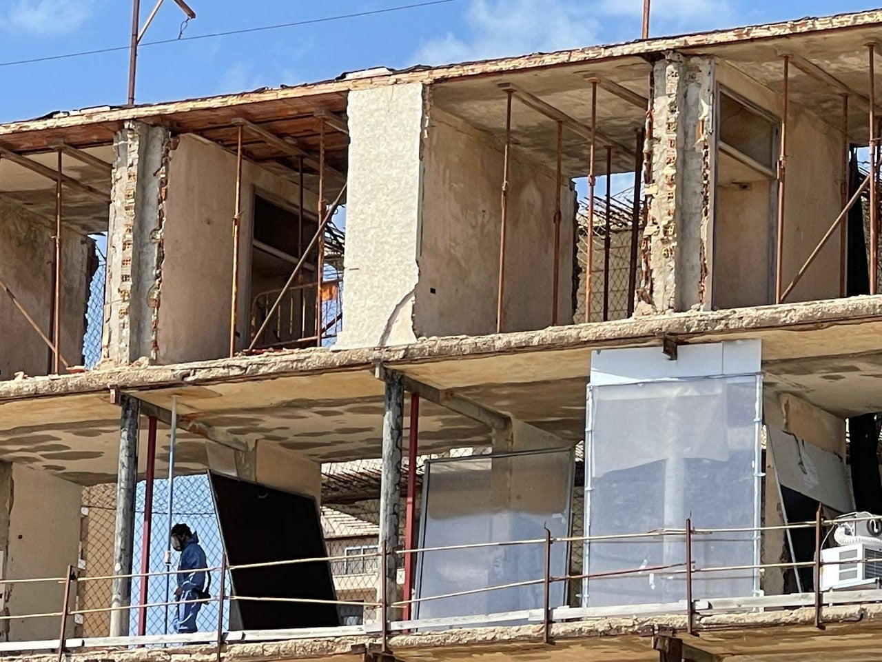 La pedanía de Arenales del Sol de Elche sigue a la espera de la demolición de los restos de su viejo hotel de primera línea de costa La pedanía de Arenales del Sol de Elche sigue a la espera de la demolición de los restos de su viejo hotel de primera línea de costa