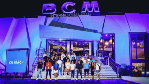 La renovada sala de fiestas BCM-Tito&#39;s en Magaluf con todo su equipo en la entrada.