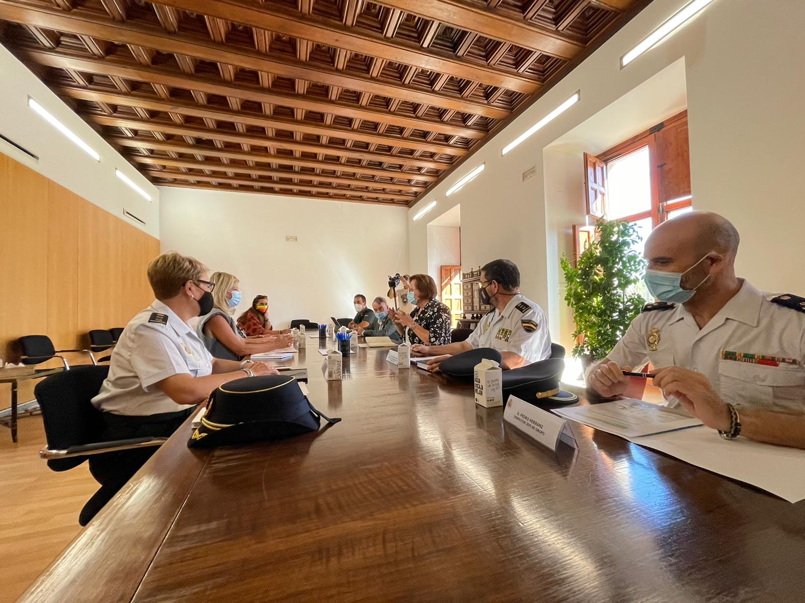 La Delegación del Gobierno y la Conselleria de Justicia elaborarán una guía con los pasos a seguir para denunciar delitos de odio La Delegación del Gobierno y la Conselleria de Justicia elaborarán una guía con los pasos a seguir para denunciar delitos de odio