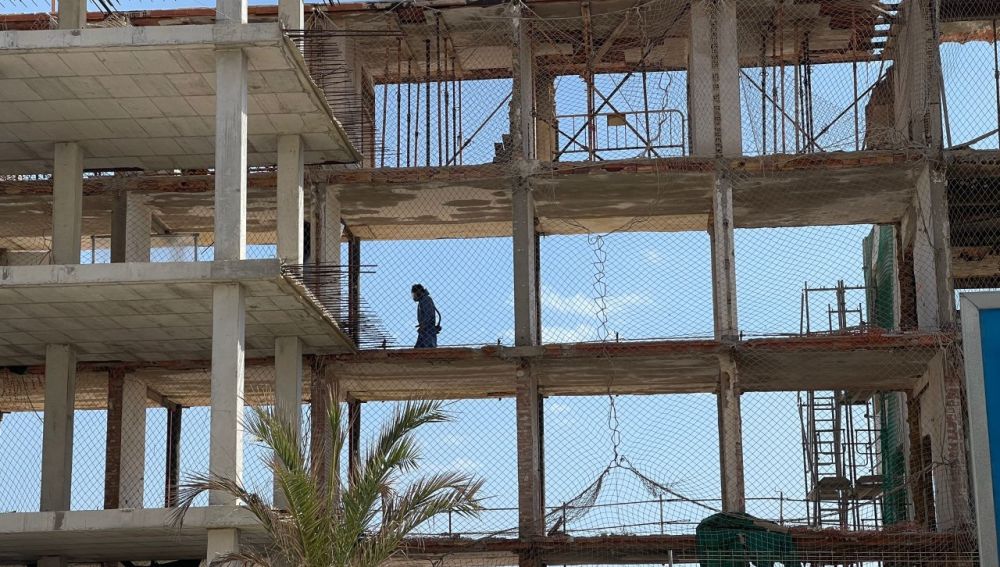 Un trabajador en el interior de las ruinas del viejo hotel de Arenales del Sol de Elche.