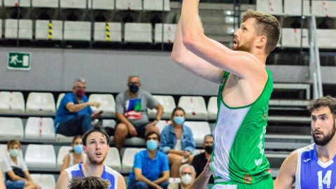 El pivot let&oacute;n, Rozitis, en acci&oacute;n nante Almansa