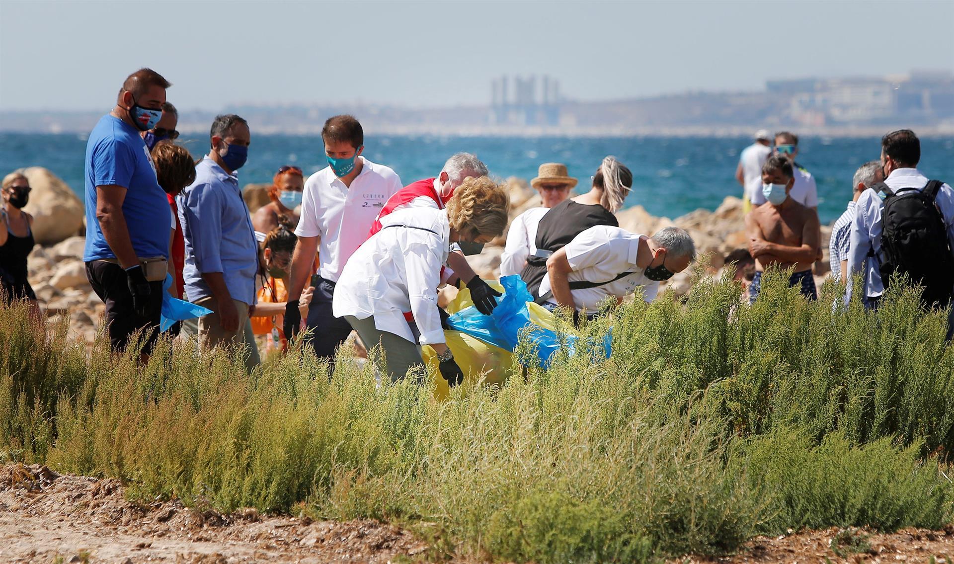 La reina emérita recoge plásticos y colillas en una playa La reina emérita recoge plásticos y colillas en una playa