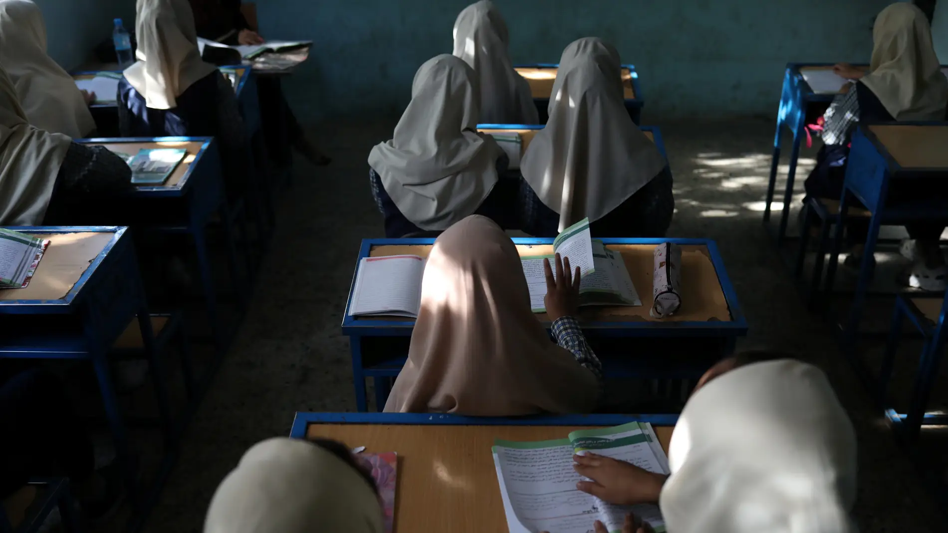 Niñas afganas asisten a una clase en una escuela en Kabul