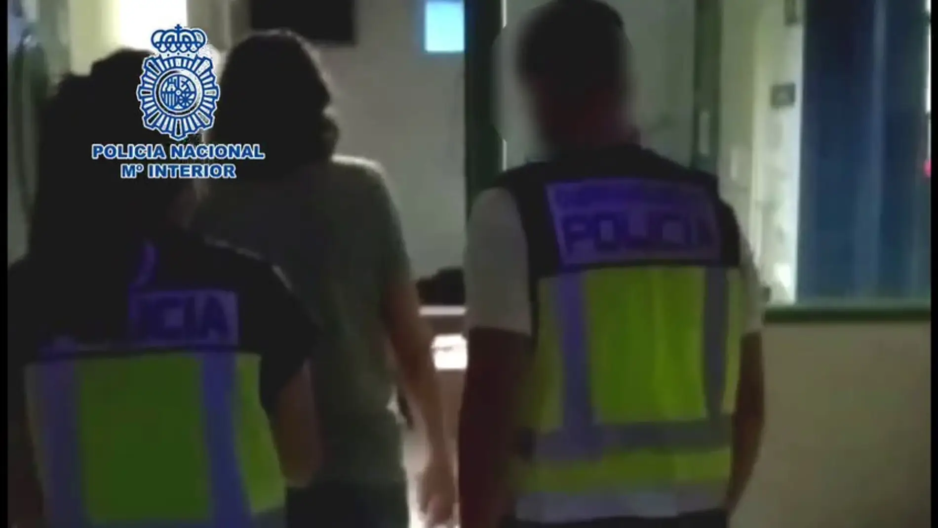 Agentes de la Policía Nacional de Elche con la mujer detenida.
