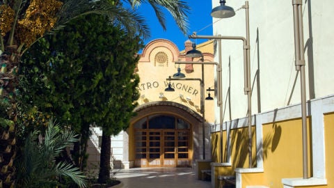 Acceso al Teatro Wagner de Aspe.