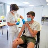 Un joven se vacuna en el centro de vacunación sin cita previa que se ha montado en la Universidad de Girona
