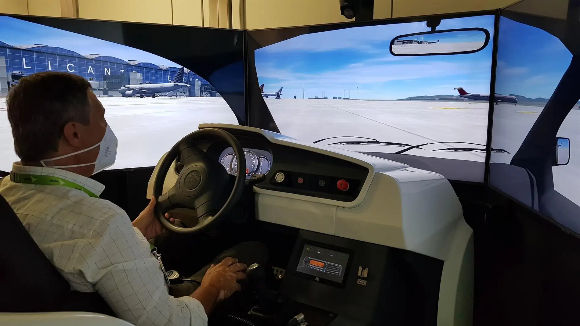Vehículo simulador de conducción en el área de maniobras de aviones del Aeropuerto Alicante-Elche.