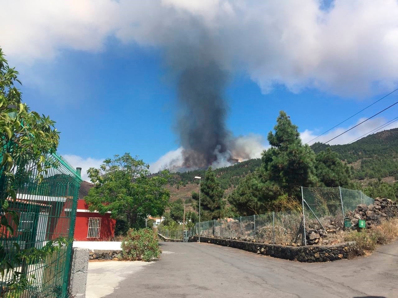 Las impactantes imágenes de la lava entrando en una casa en La Palma Las impactantes imágenes de la lava entrando en una casa en La Palma