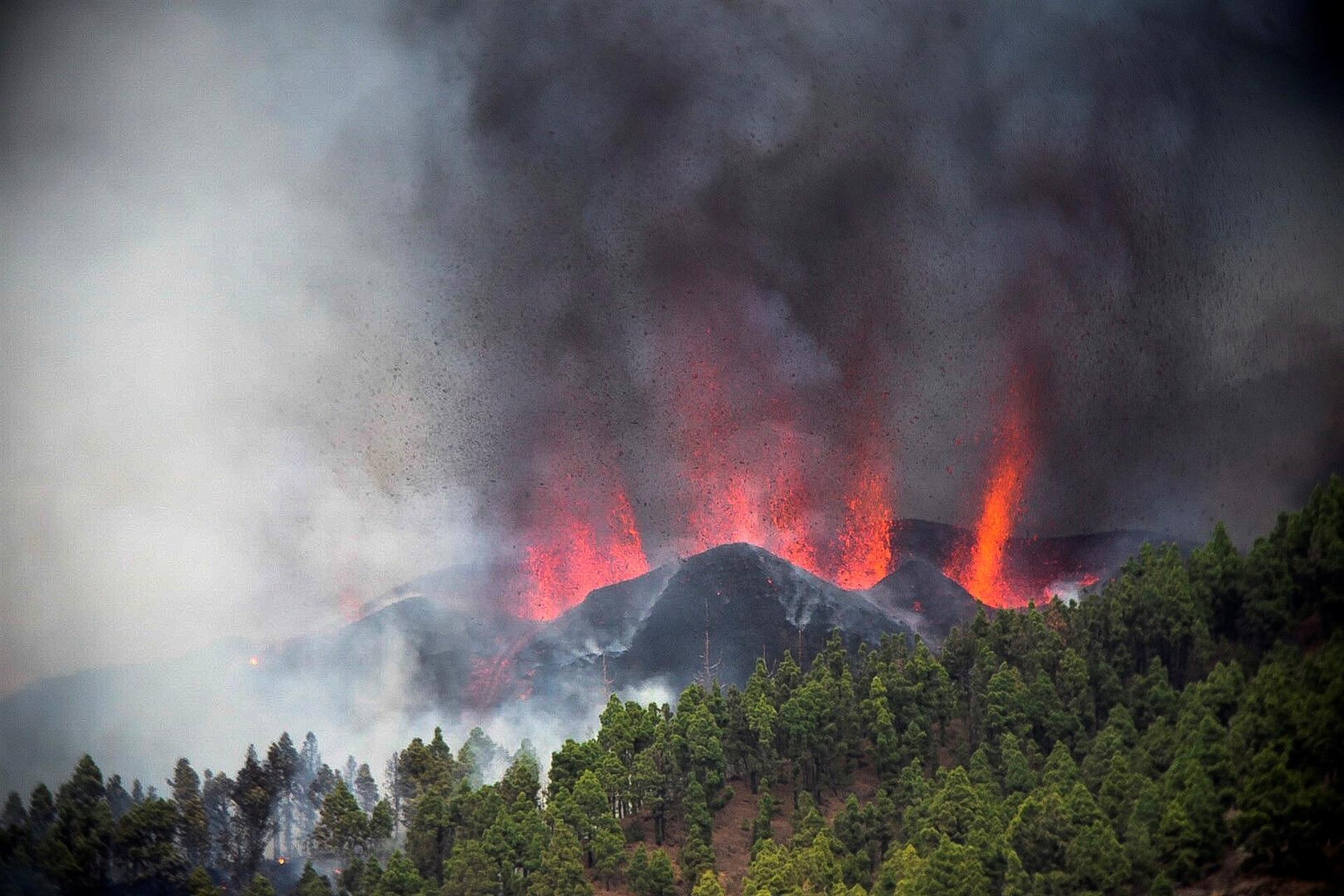 Erupción volcán La Palma: Miles de evacuados, zonas afectadas y última hora de Cumbre Vieja, en directo Erupción volcán La Palma: Miles de evacuados, zonas afectadas y última hora de Cumbre Vieja, en directo
