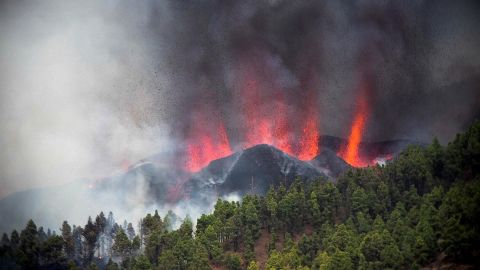 Una erupci&oacute;n volc&aacute;nica ha comenzado esta tarde de domingo en los alrededores de Las Manchas, en El Paso (La Palma)