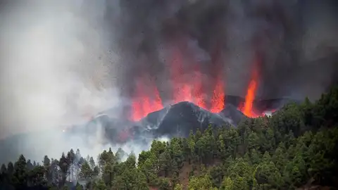 Una erupción volcánica ha comenzado esta tarde de domingo en los alrededores de Las Manchas, en El Paso (La Palma) Una erupción volcánica ha comenzado esta tarde de domingo en los alrededores de Las Manchas, en El Paso (La Palma)