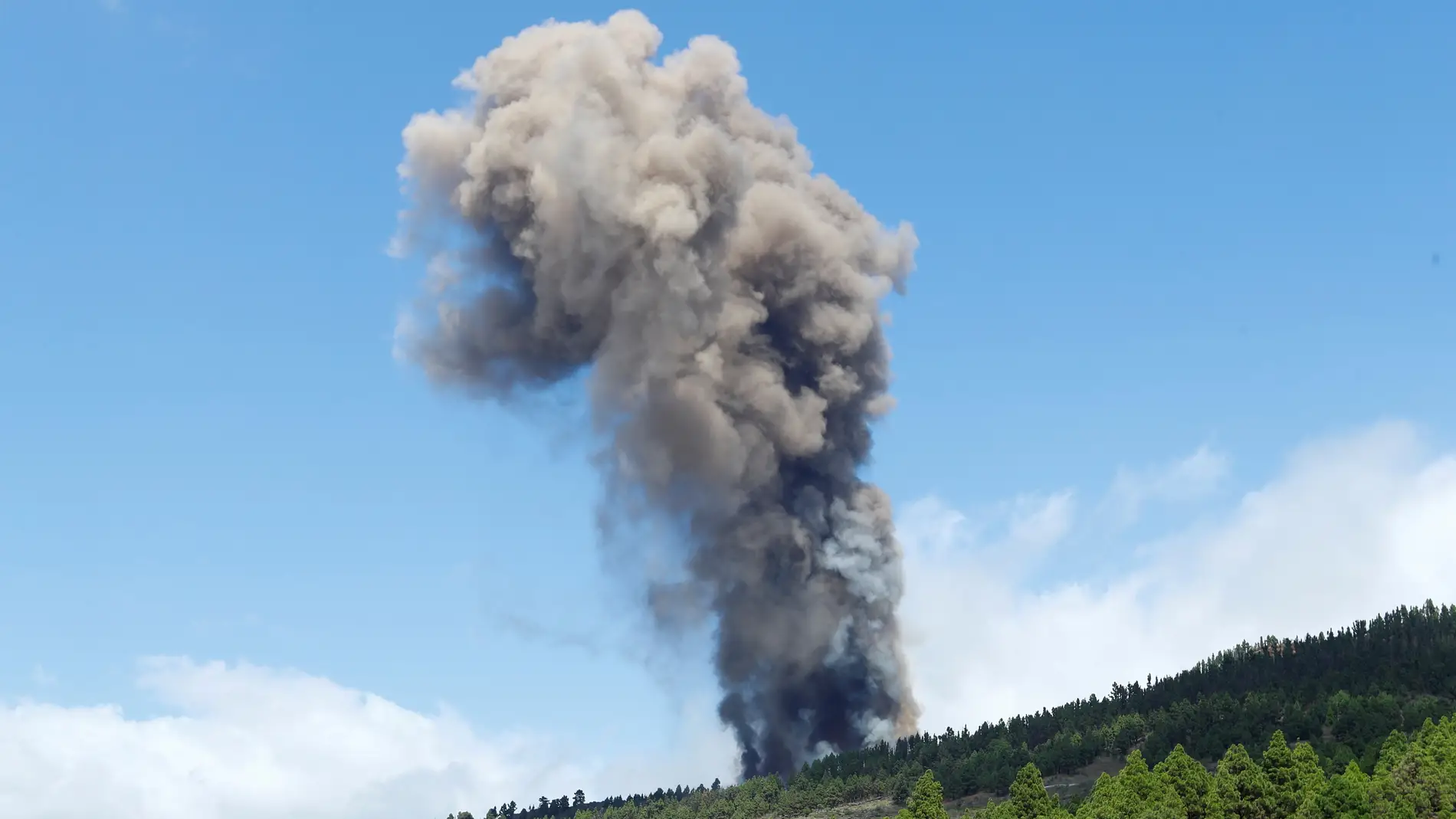 Momento de la erupción del volcán en La Palma