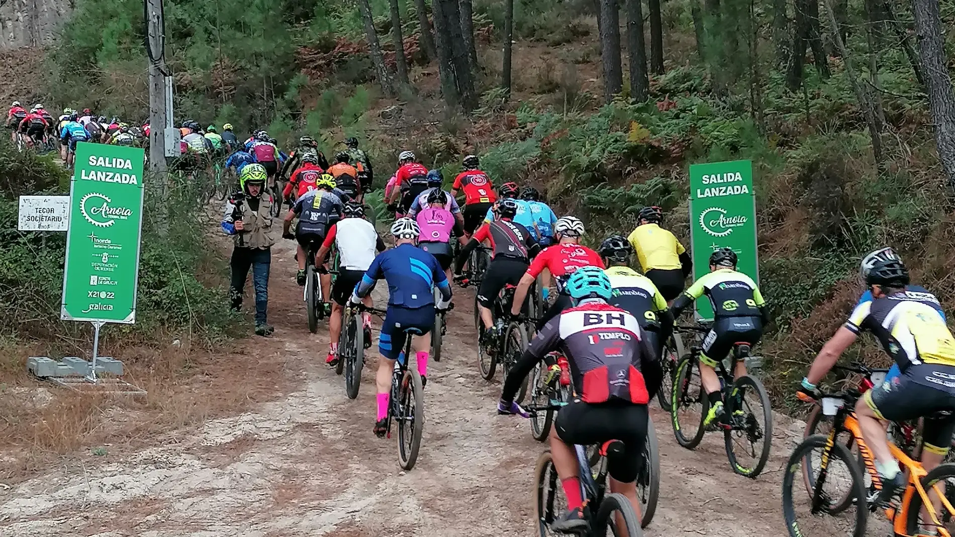 250 afeccionados ao ciclismo disfrutaron da paisaxística ourensá na “Arnoia Termal Bike”