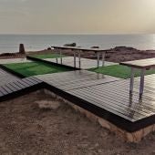 La concejalia de playas realiza trabajos de restauración en las zonas de descanso de las calas de Torrevieja 