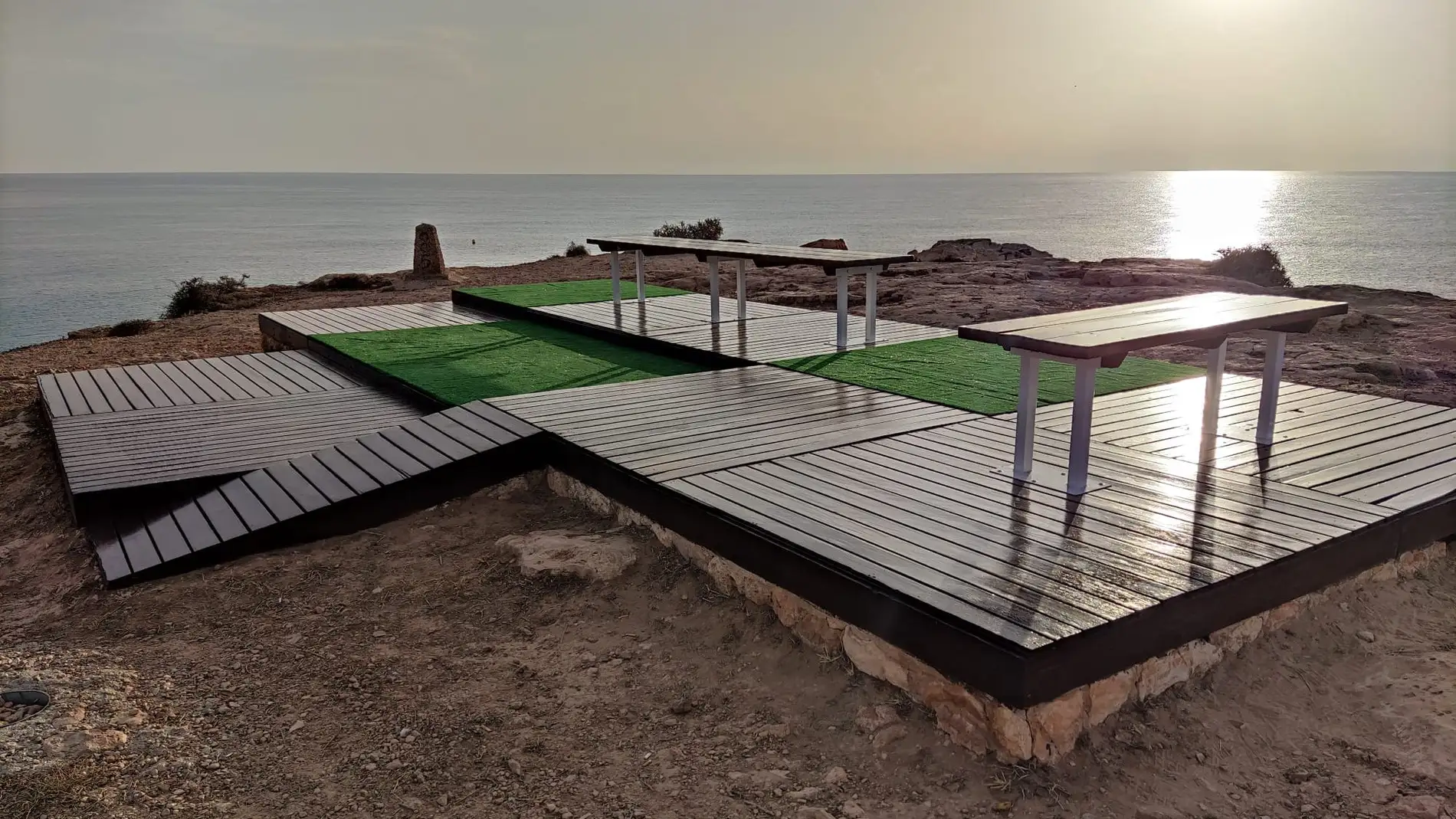 La concejalia de playas realiza trabajos de restauración en las zonas de descanso de las calas de Torrevieja 