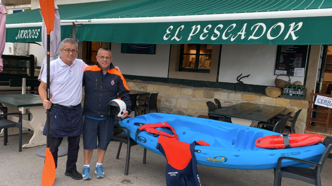 Protección Civil de Piloña recibe la donación de una canoa desde el restaurante El Pescador Protección Civil de Piloña recibe la donación de una canoa desde el restaurante El Pescador
