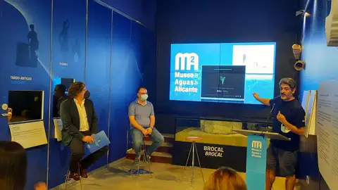 Aurelio Ayela describe su proyecto artístico en la presentación de las actividades Aurelio Ayela describe su proyecto artístico en la presentación de las actividades