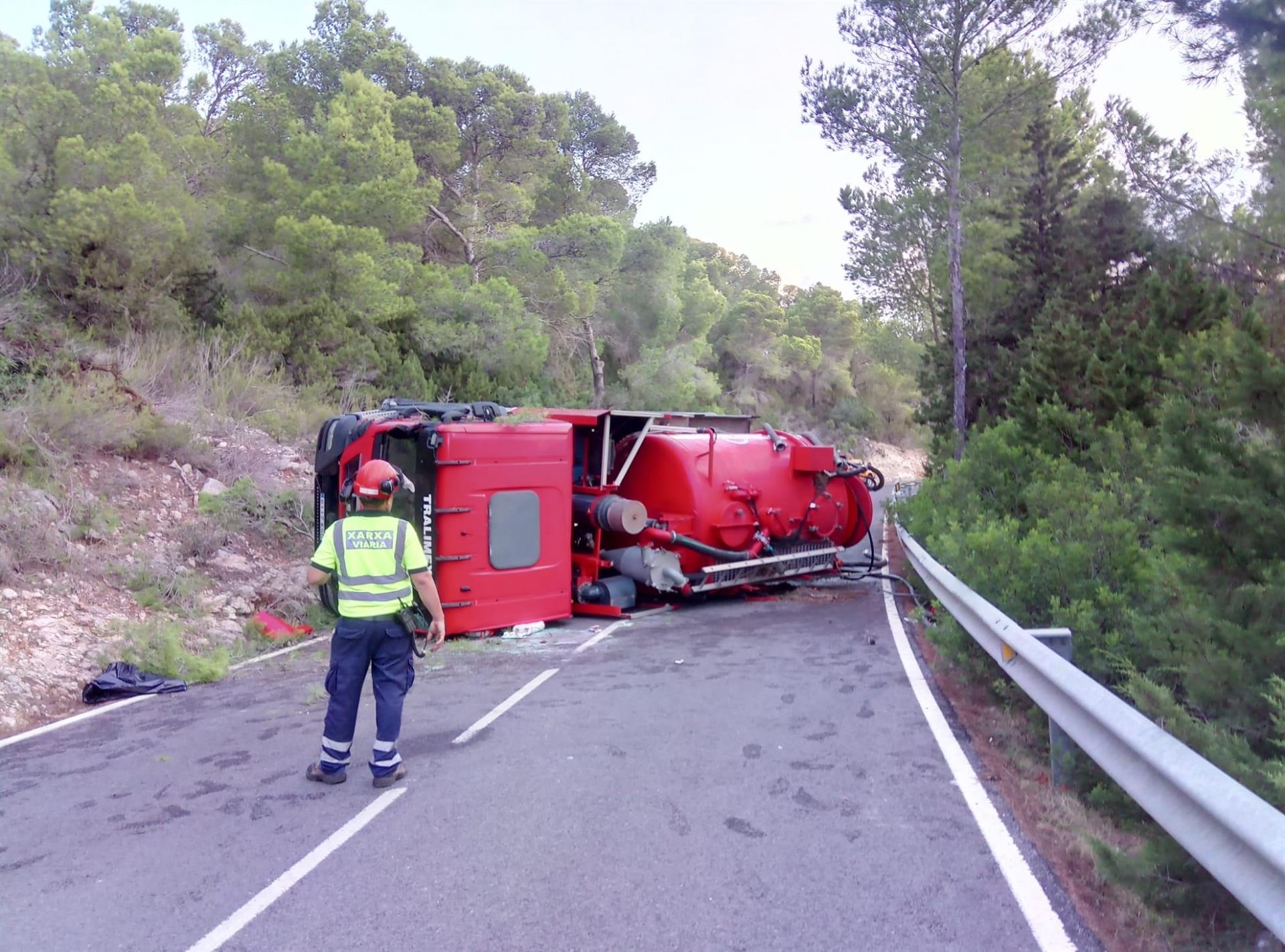 Un camión siniestrado bloquea la carretera entre Sant Carlos y Sa Cala de Ibiza Un camión siniestrado bloquea la carretera entre Sant Carlos y Sa Cala de Ibiza