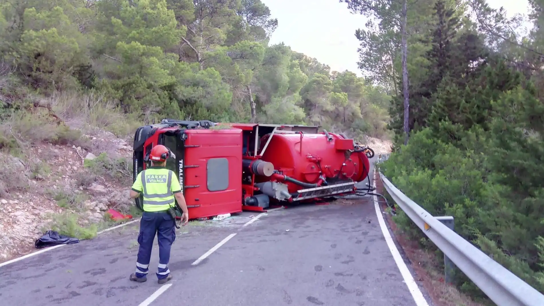 Un camión siniestrado bloquea la carretera entre Sant Carlos y Sa Cala de Ibiza
