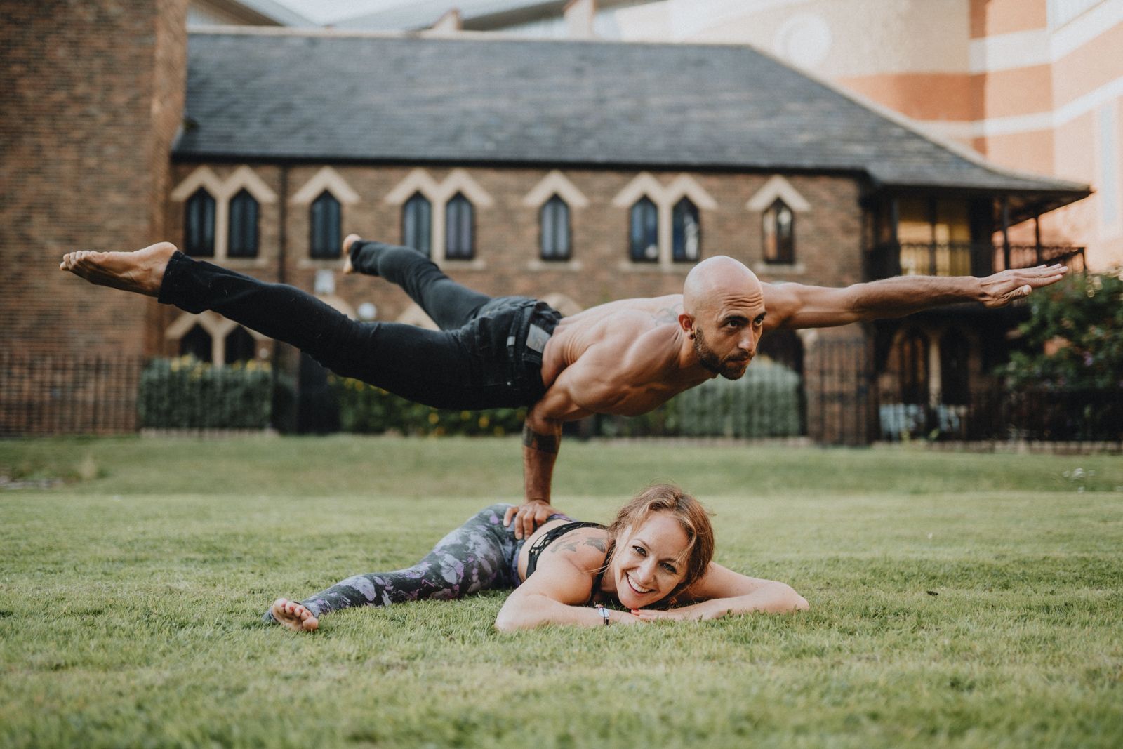Practicar acroyoga puede ser un reto de superación Practicar acroyoga puede ser un reto de superación