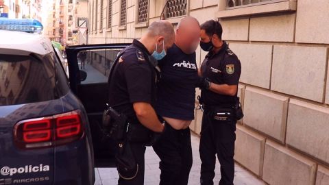 Una detención de la policía en una calle de Alicante (archivo) Una detención de la policía en una calle de Alicante (archivo)