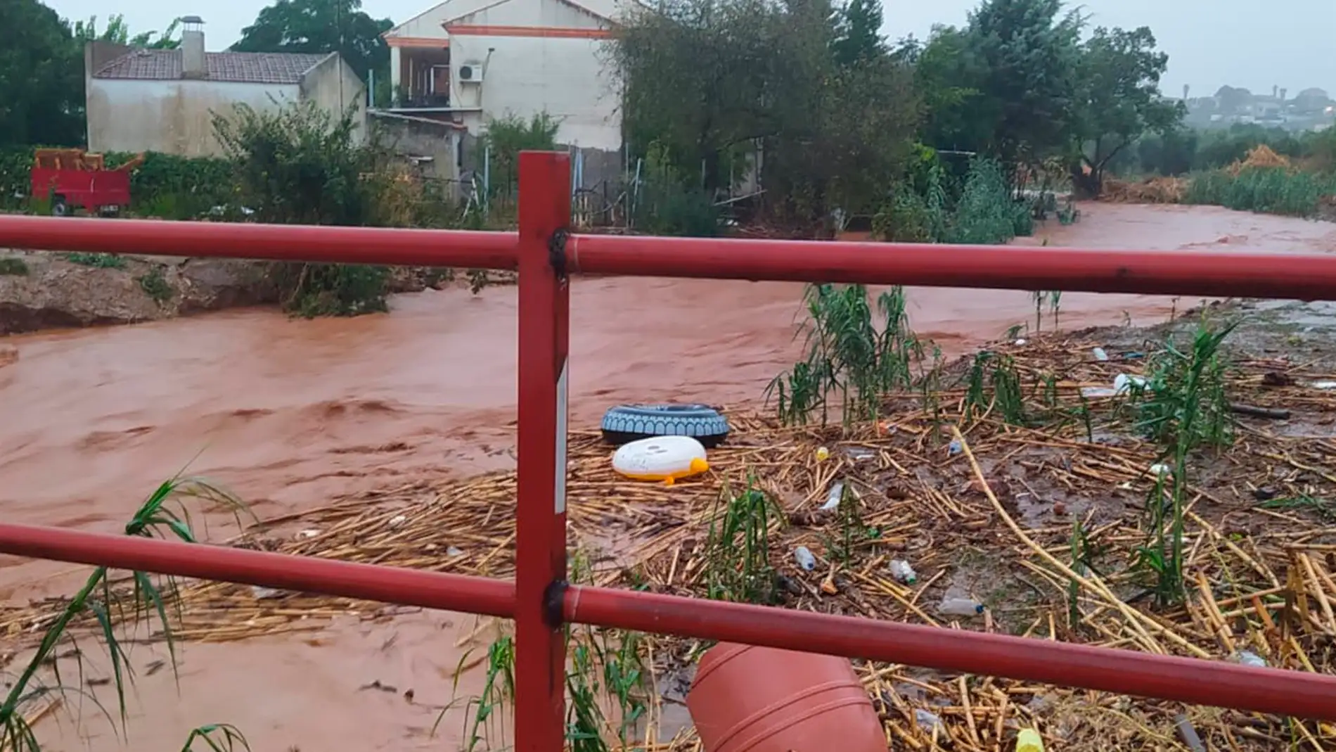 Las fuertes precipitaciones registradas en las últimas horas han provocado inundaciones en vaguadas ubicadas en varias localidades extremeñas, entre ellas Almendralejo (Badajoz)