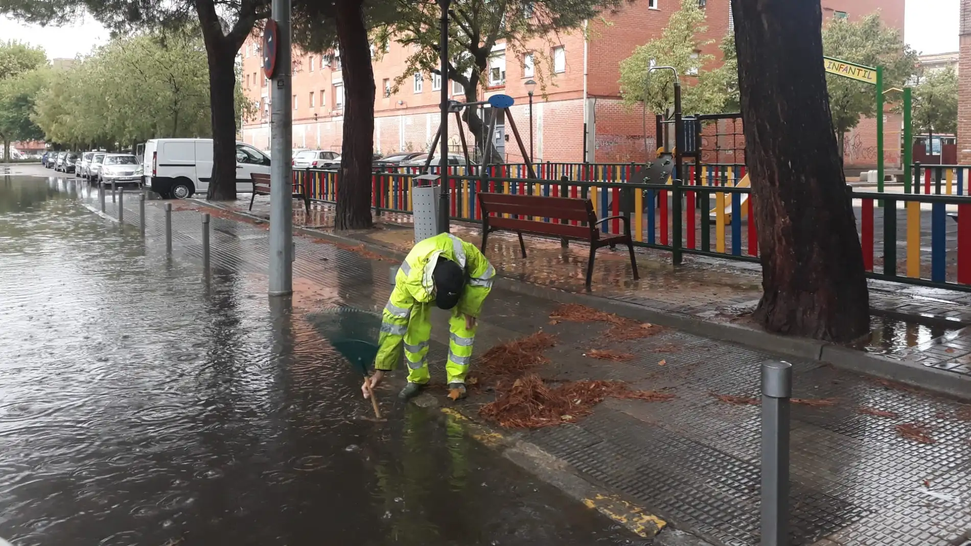 Distintos servicios del Ayuntamiento se coordinan para minimizar el efecto de las fuertes lluvias