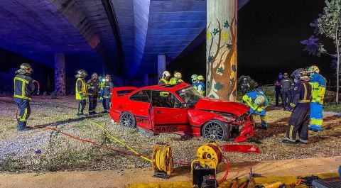 Un veh&iacute;culo colisiona contra contra un pilar en la rotonda que une la M-300 y la M-203