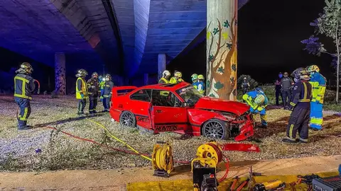 Un vehículo colisiona contra contra un pilar en la rotonda que une la M-300 y la M-203 Un vehículo colisiona contra contra un pilar en la rotonda que une la M-300 y la M-203