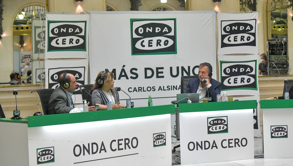 El doctor David Julius y su intérprete Cecilia en la entrevista con Carlos Alsina