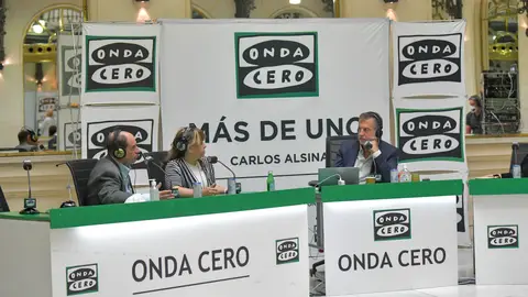 El doctor David Julius y su intérprete Cecilia en la entrevista con Carlos Alsina El doctor David Julius y su intérprete Cecilia en la entrevista con Carlos Alsina