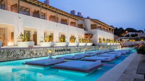 Instalaciones del complejo hotelero Lago Resort Menorca, situado en Cala&#39;n Bosch, Ciutadella.
