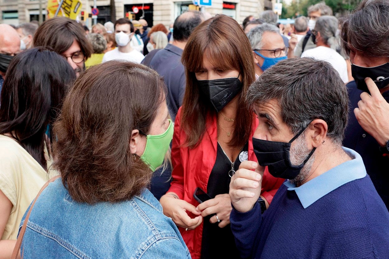 Laura Borràs y numerosos cargos de Junts protestan en el consulado de Italia en Barcelona por la detención de Puigdemont Laura Borràs y numerosos cargos de Junts protestan en el consulado de Italia en Barcelona por la detención de Puigdemont