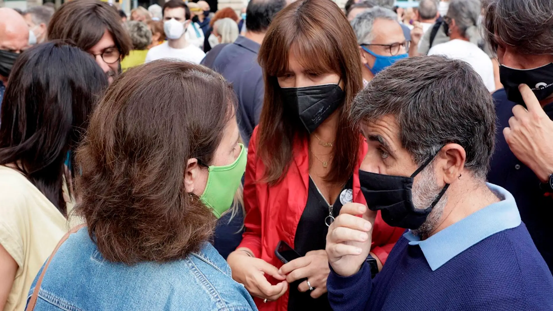Laura Borràs y numerosos cargos de Junts protestan en el consulado de Italia en Barcelona por la detención de Puigdemont